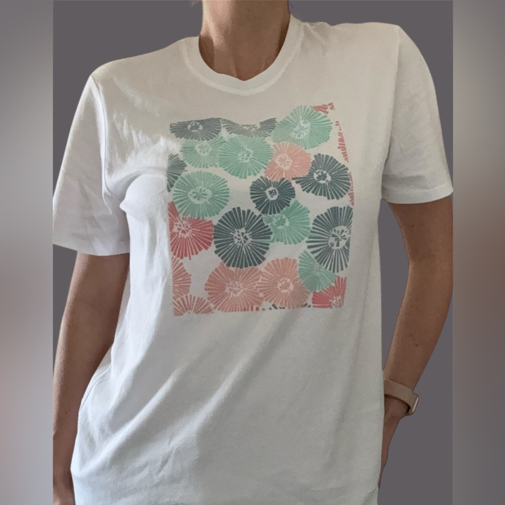 Express Women’s Medium 100% Cotton White Tee with Fuzzy Boho Wildflowers NWOT